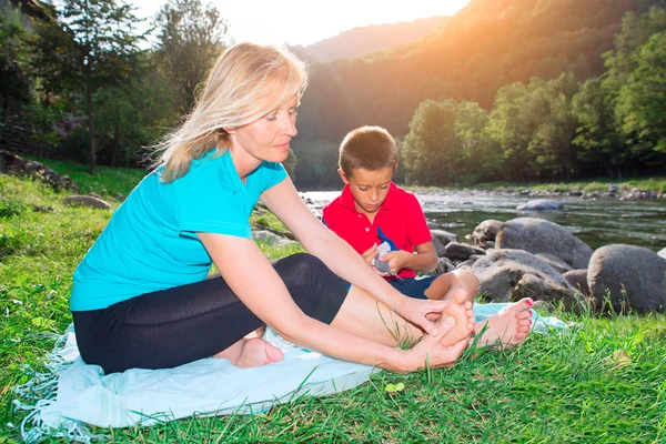 Naturopath nácvik reflexní na úpatí dítě — Stock fotografie