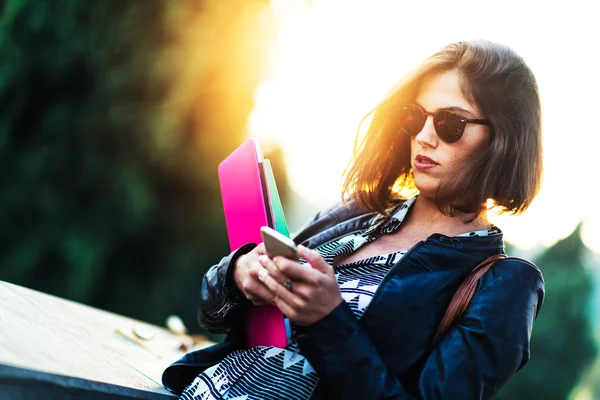 Junge Studentin schöne Mädchen zu Fuß in der Stadt mit Büchern com — Stockfoto