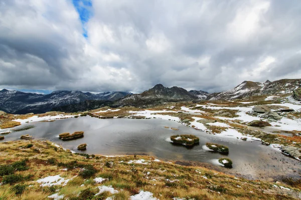 Erste Herbstkälte Alpensee — Stockfoto