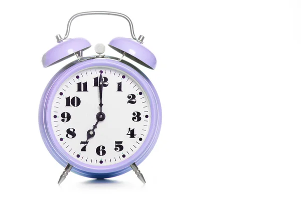 Beyaz Zemin Üzerinde Klasik Mor Masa Alarmı Saati — Stok fotoğraf