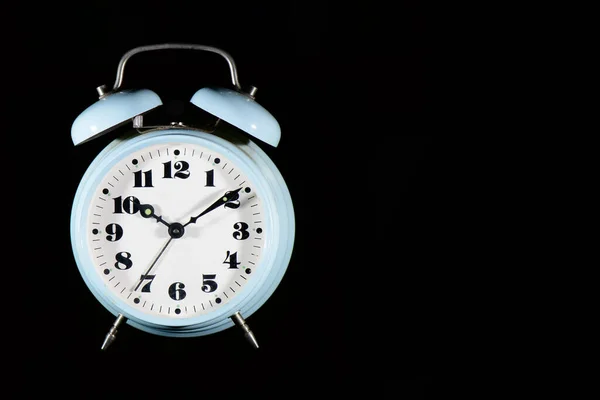 Reloj Despertador Mesa Clásico Color Azul Claro Sobre Fondo Negro — Foto de Stock