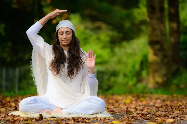 Yoga Instructor Practices Exercises Park Autumn — Stock Photo, Image