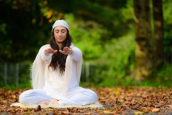 Yoga Instructor Practices Exercises Autumn Leaves Park — Stock Photo, Image