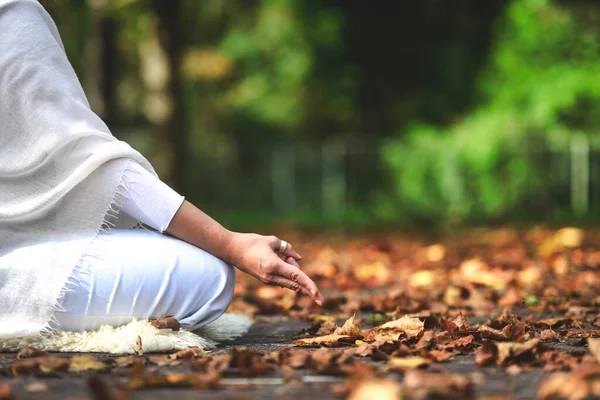 Yoga Position Während Einer Sitzung Der Herbstlichen Natur — Stockfoto