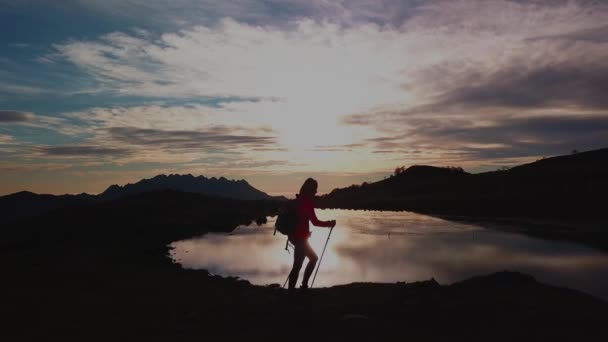 Una Niña Una Caminata Montaña Atardecer Cerca Lago Alpino — Vídeos de Stock
