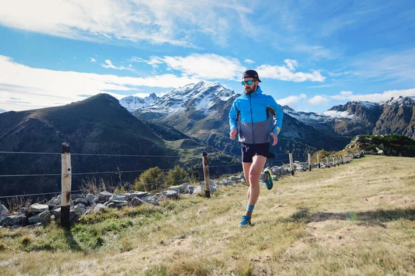 Hombre Atleta Corredor Montaña Durante Entrenamiento — Foto de Stock