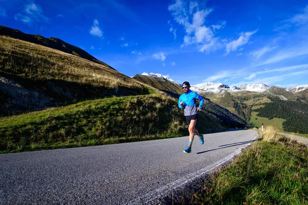 Hardlopen Een Steile Weg Hoge Bergen — Stockfoto