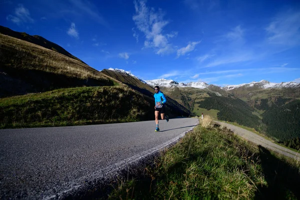 Runner Trains Asphalt Road High Altitude — Stock Photo, Image