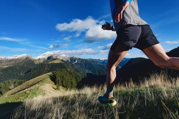 Détail Des Jambes Coureur Montagne Pendant Une Séance Entraînement Descente — Photo