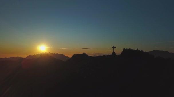 Bunter Herbstsonnenuntergang Auf Einem Berggipfel Mit Dem Kreuz — Stockvideo