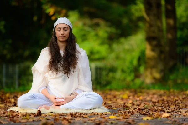 Girl Practices Yoga Autumn Leaves — Stock Photo, Image