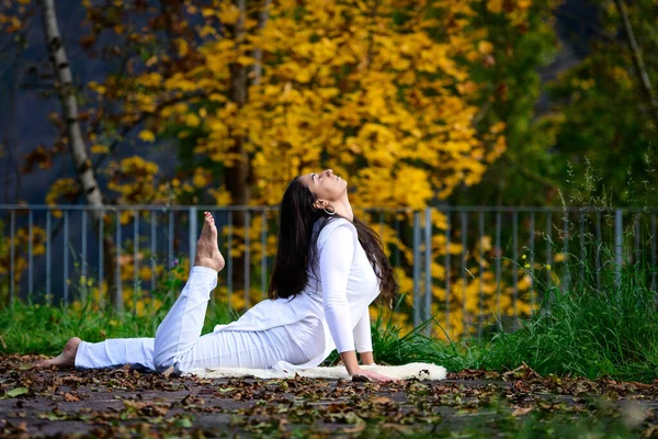 Ragazza Bianco Posizione Yoga Nel Parco — Foto Stock