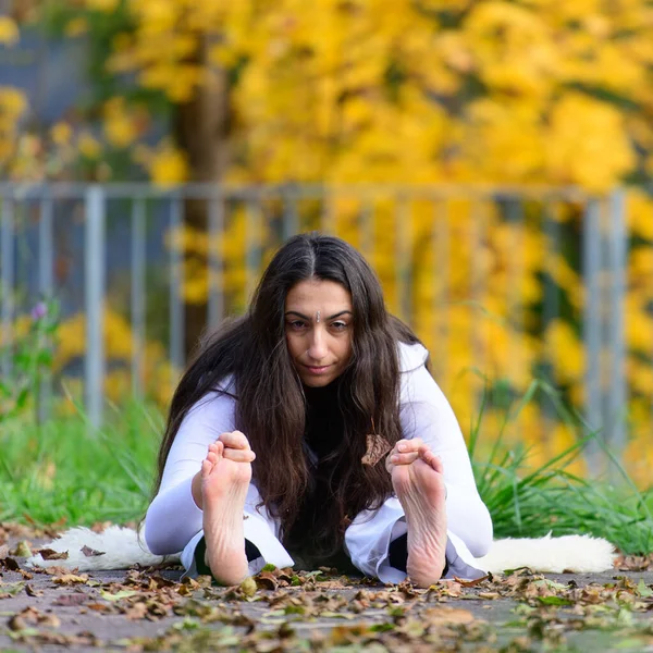 Mädchen Hält Sich Yogaposition Aufrecht — Stockfoto