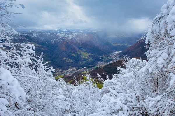 San Pellegrino Terme Zimě Záblesk Sezónním Kontrastem — Stock fotografie