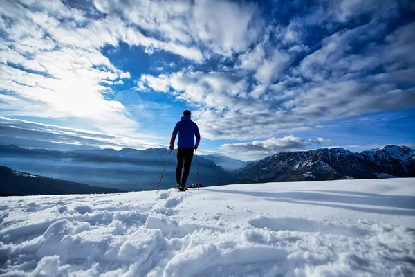 Excursión Solitario Con Raquetas Nieve Día Oscuro Soleado — Foto de Stock