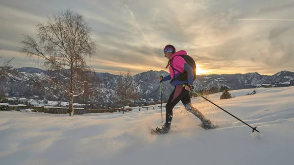 Güzel Bir Kış Günbatımında Kar Ayakkabısı Kızı — Stok fotoğraf