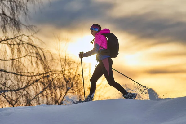 Einsames Mädchen Wandert Mit Schneeschuhen Bei Sonnenuntergang — Stockfoto