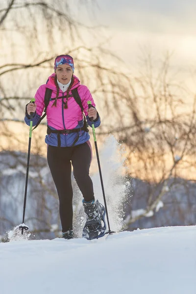 Kar Ayakkabılarıyla Bir Sürü Kar Seyahati Yalnız Bir Kız — Stok fotoğraf