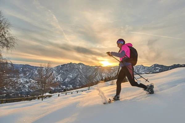 Jonge Sportieve Vrouw Bergafwaarts Sneeuw Met Sneeuwschoenen Een Zonsondergang Landschap — Stockfoto