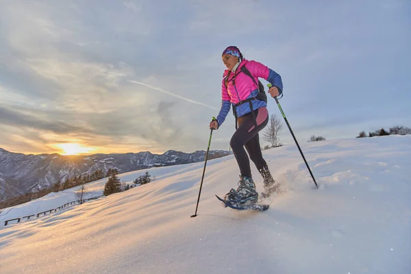 Paisaje Atardecer Las Montañas Con Chica Corriendo Cuesta Abajo Con — Foto de Stock