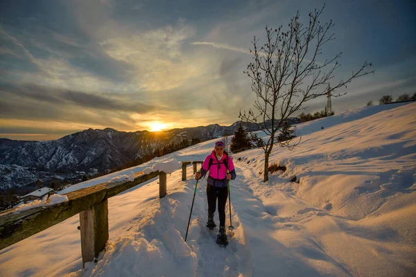 Mladá Žena Sama Sněžnicích Výlet Krásný Západ Slunce Den — Stock fotografie