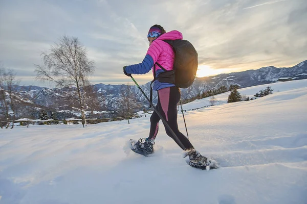Alacakaranlıkta Kar Ayakkabılarıyla Hareket Halindeki Kız — Stok fotoğraf