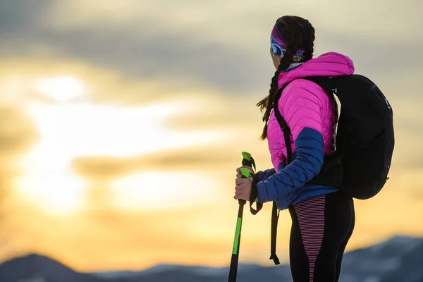 Lány Megfigyeli Lélegzetelállító Eget Téli Alpesi Túrán — Stock Fotó