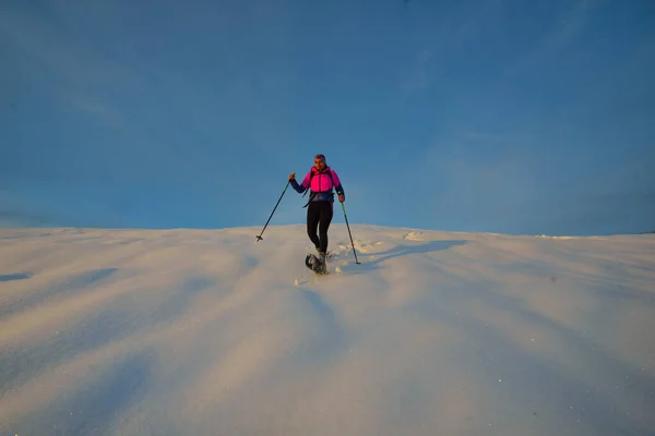 Descenso Con Raquetas Nieve Una Mujer Joven Sola — Foto de Stock