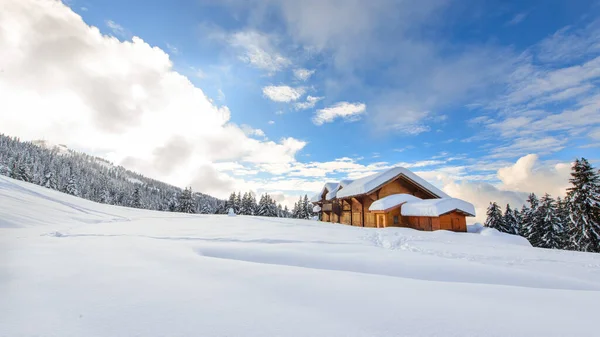 意大利阿尔卑斯山上大雪中的高山小屋 — 图库照片