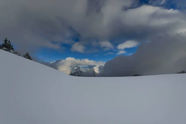 Paisaje Invernal Con Mucho Abstracto Con Juegos Nubes Cielo — Foto de Stock