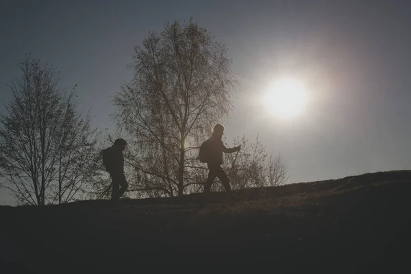 Woman Child Walk Hill Autumn Sun — Stock Photo, Image