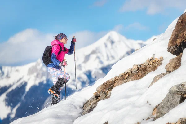 Mujer Montañista Durante Descenso Con Crampones Ladera Nevada — Foto de Stock