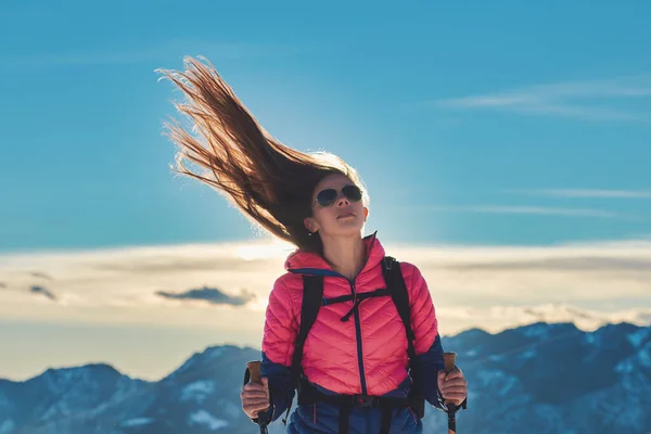 Deportiva Chica Con Pelo Soplando Viento Durante Caminata Montaña — Foto de Stock