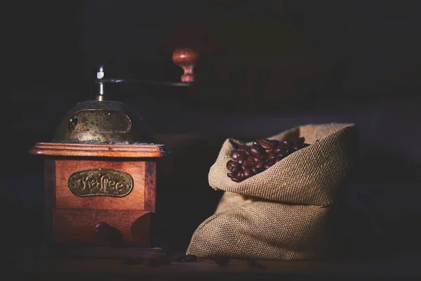 Molinillo Café Con Una Bolsa Yute Llena Granos —  Fotos de Stock