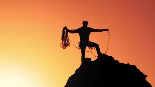 Ein Bergsteiger Oben Auf Dem Felsen Bereitet Das Seil Vor — Stockvideo