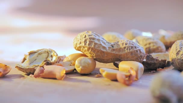 Rincian Kacang Shell Dan Keluar Dengan Potongan Potongan Shell Jatuh — Stok Video