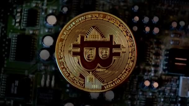 Bitcoin Cryptovaluta Koin Virtual Beristirahat Pada Sirkuit Elektronik — Stok Video