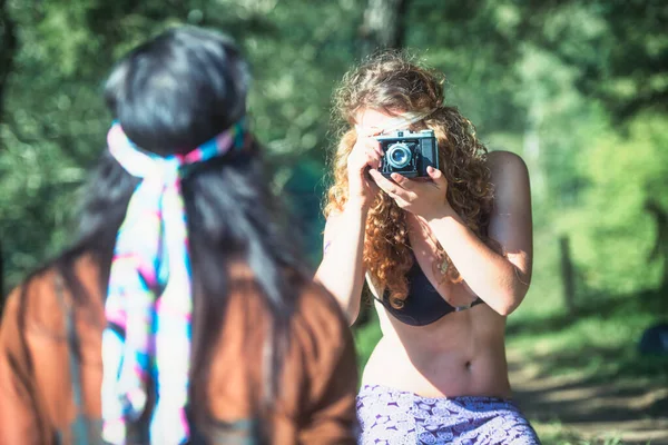 Hippie Style Girls Photograph Themselves Vintage Camera — Stock Photo, Image