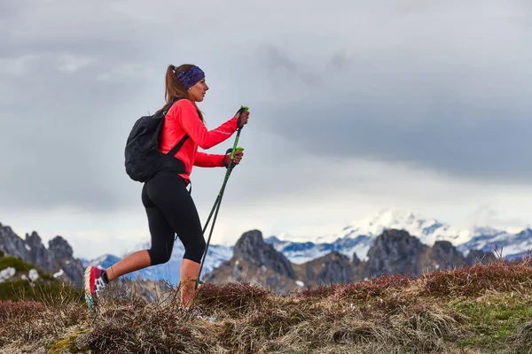 Sportovní Žena Během Túry Horách Sama — Stock fotografie