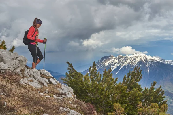 Sestup Dívka Během Alpské Trekking Alpách — Stock fotografie