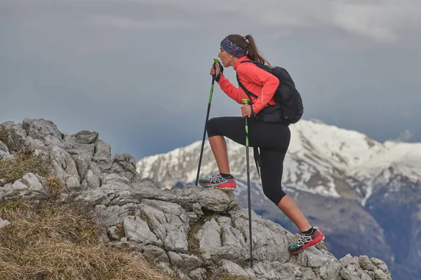 山の中の石の急なトレース上でのアクションの少女上り坂 — ストック写真