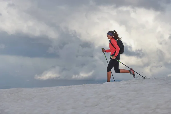 Skyrunning Lány Praktizál Havon Hegyekben — Stock Fotó