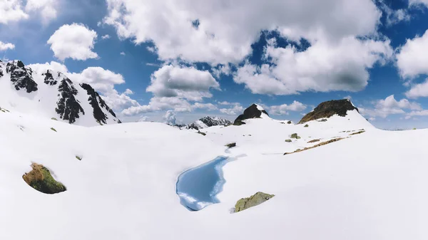 Klein Alpenmeer Komt Uit Dooi Het Voorjaar — Stockfoto