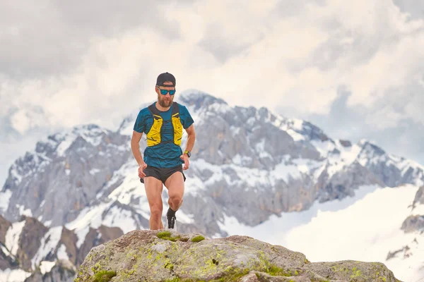 Trail Αθλητής Τρέχει Στα Βουνά Βράχους — Φωτογραφία Αρχείου