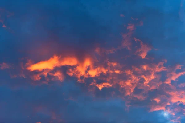 Strano Cielo Con Nuvole Cerca Fuoco — Foto Stock