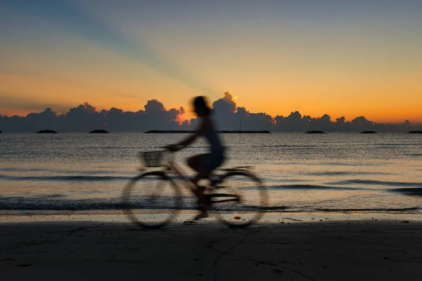 Silueta Con Efecto Borroso Mujer Bicicleta Playa Amanecer — Foto de Stock