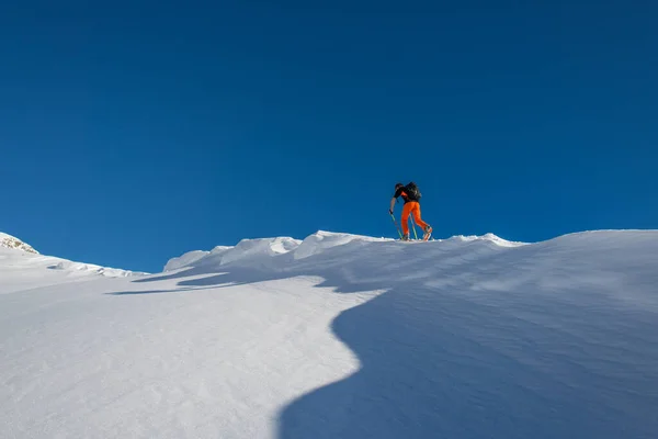 Skitouren Bergauf Den Italienischen Alpen — Stockfoto