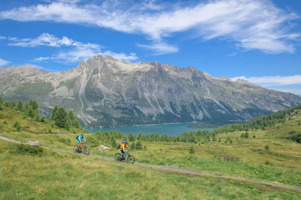 Paar Fietsers Tijdens Een Mountainbiketocht Door Alpen — Stockfoto