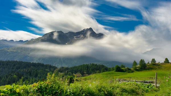 Berglandschaft Mit Verschwommenen Wolken — Stockfoto