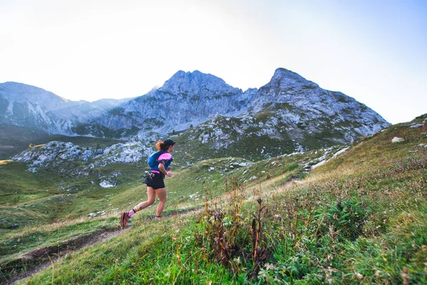 Deportiva Mujer Montaña Paseos Sendero Durante Entrenamiento Resistencia — Foto de Stock